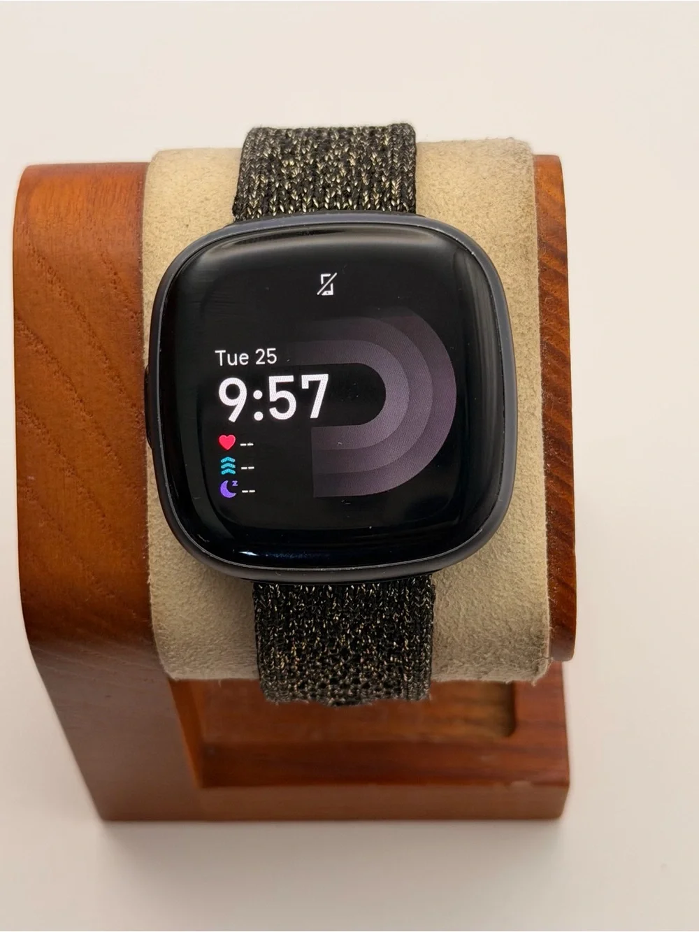 Fitbit Versa 4, Charger Included, Tested, Black & Gold Sparkle Band, very Good